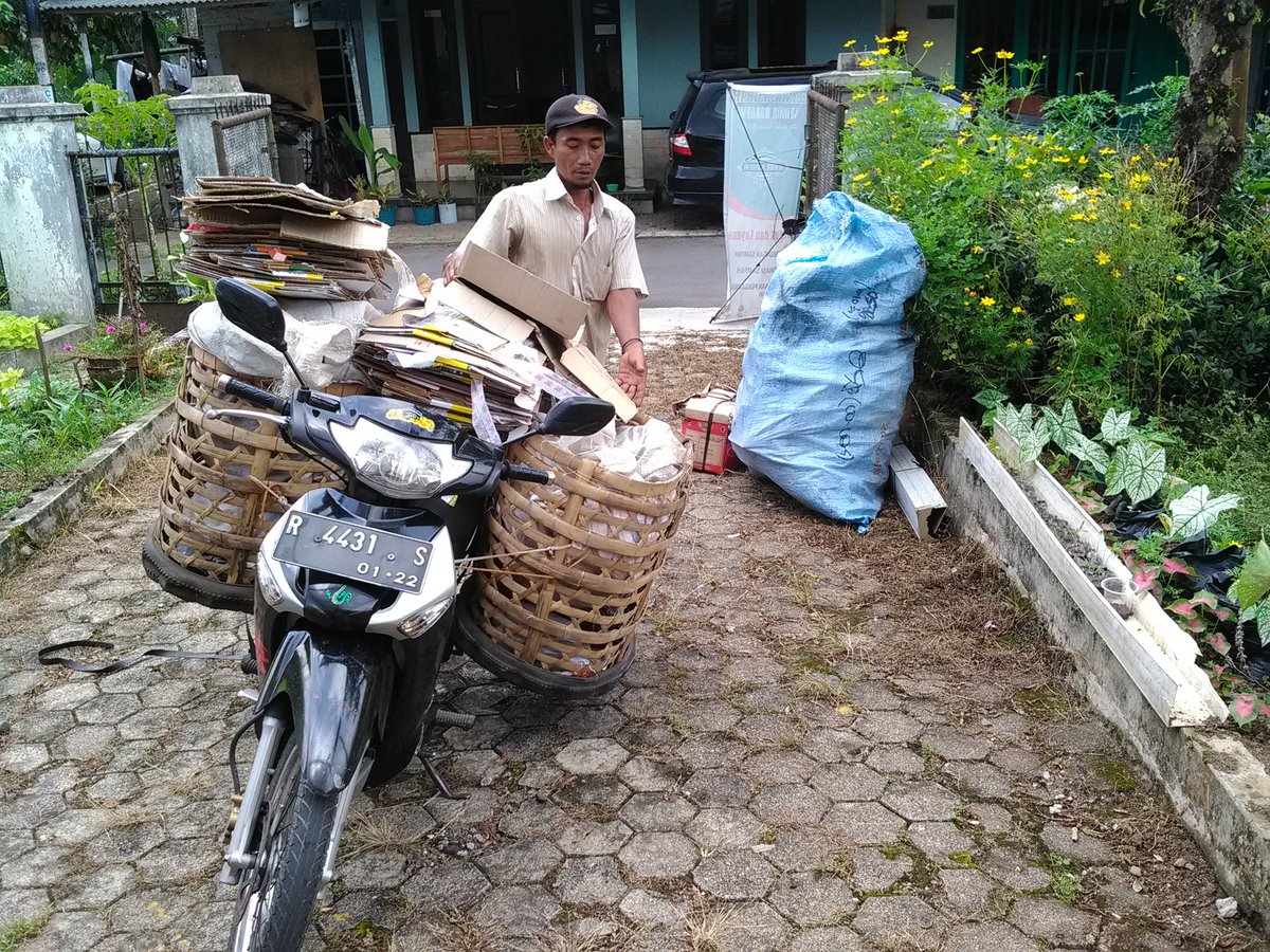SrayanMakarya's tweet photo. #banksampahsrayanmakarya 
#bobosan 
#rt01rw02 
#purwokerto 
#Banyumas 
#jawatengah 
#Indonesia https://t.co/RsSvmCfeke