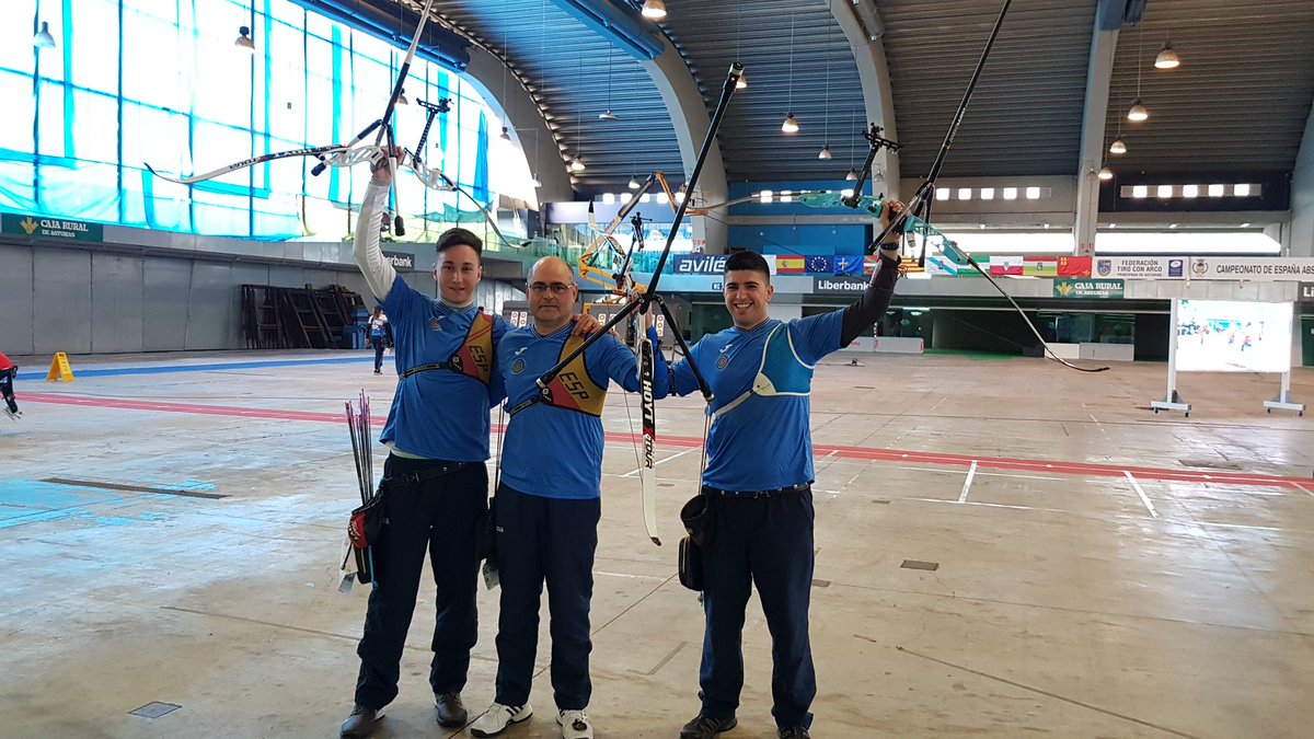 FGTArco's tweet photo. O equipo Galego de Arco Recurvo.
Formado por
Miguel Alvariño
Dani Castro
Vicente Veira

Acada a medalla de ouro por equipos no Campionato de España de Sala 2019 - Avilés
Enoraboa Campeóns
#ArcoSala19 https://t.co/9M0yn6chaI