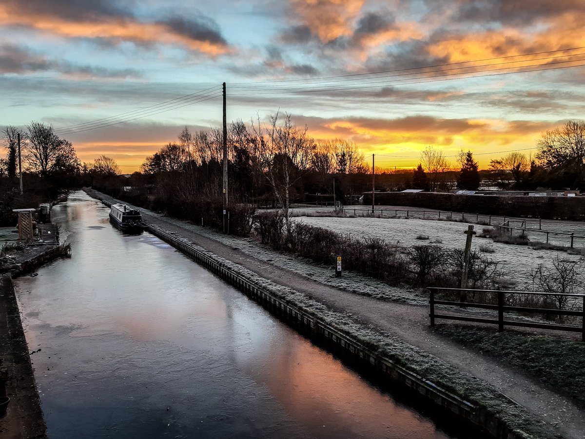 FridaysFolly's tweet photo. Blew away the cobwebs this morning along a frosty towpath on my boating doorstep ##lifesbetterbywater #boatsthattweet https://t.co/Z19ObJyz3Y