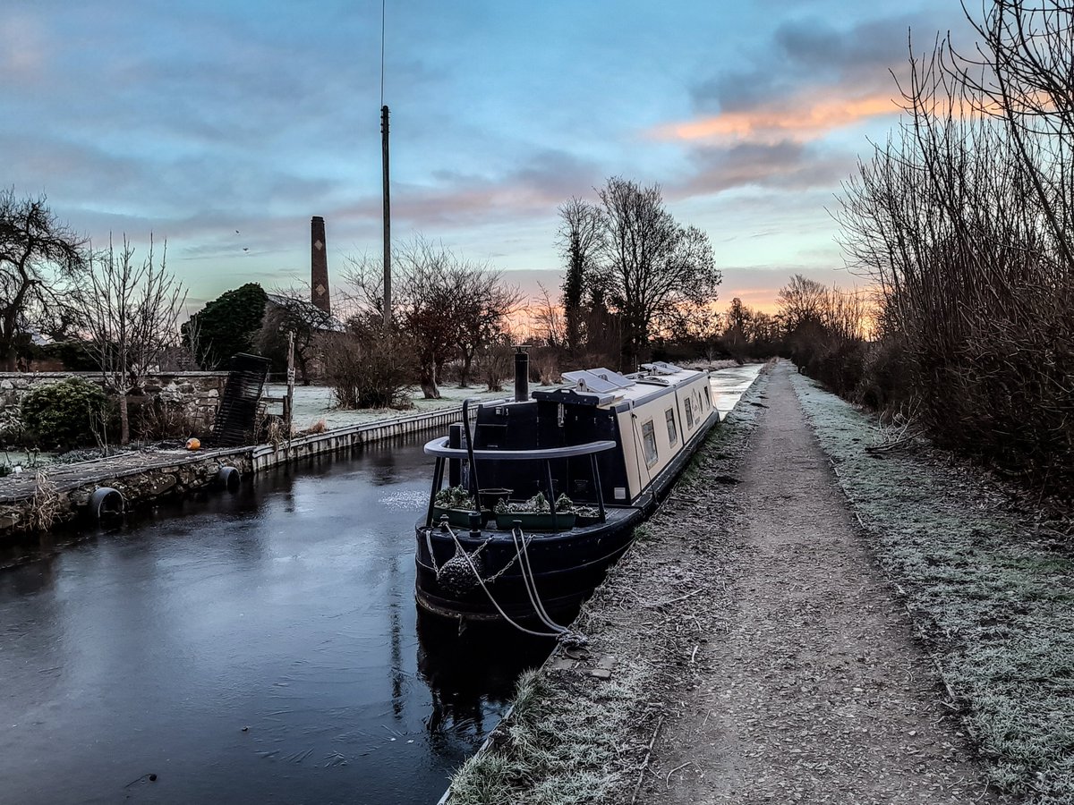 FridaysFolly's tweet photo. Blew away the cobwebs this morning along a frosty towpath on my boating doorstep ##lifesbetterbywater #boatsthattweet https://t.co/Z19ObJyz3Y
