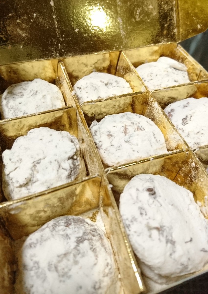 おかぽ ラルミュゾー スノーボール これすごい 口に入れた瞬間 もう無い 粉糖そのまま固めたみたいな脆さ すごい どうやって作ってんの ってくらい繊細 チョコじゃない 褒め言葉 幸福の チョコレート