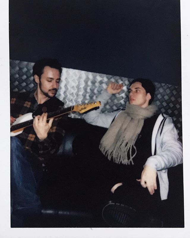 "Johnny, wie geht nochmal dieses A Dur?" Vermiss die Zeit mit den Boys auf Tour und kann's nicht erwarten wieder auf die Bühne zu gehen! 🙈
Schönen Sonntag euch! 🙌

#timkamrad #teamkamrad #polaroid #johnson #guitar #start #gut #diese #goodtimes #misst… bit.ly/2t4rtp8