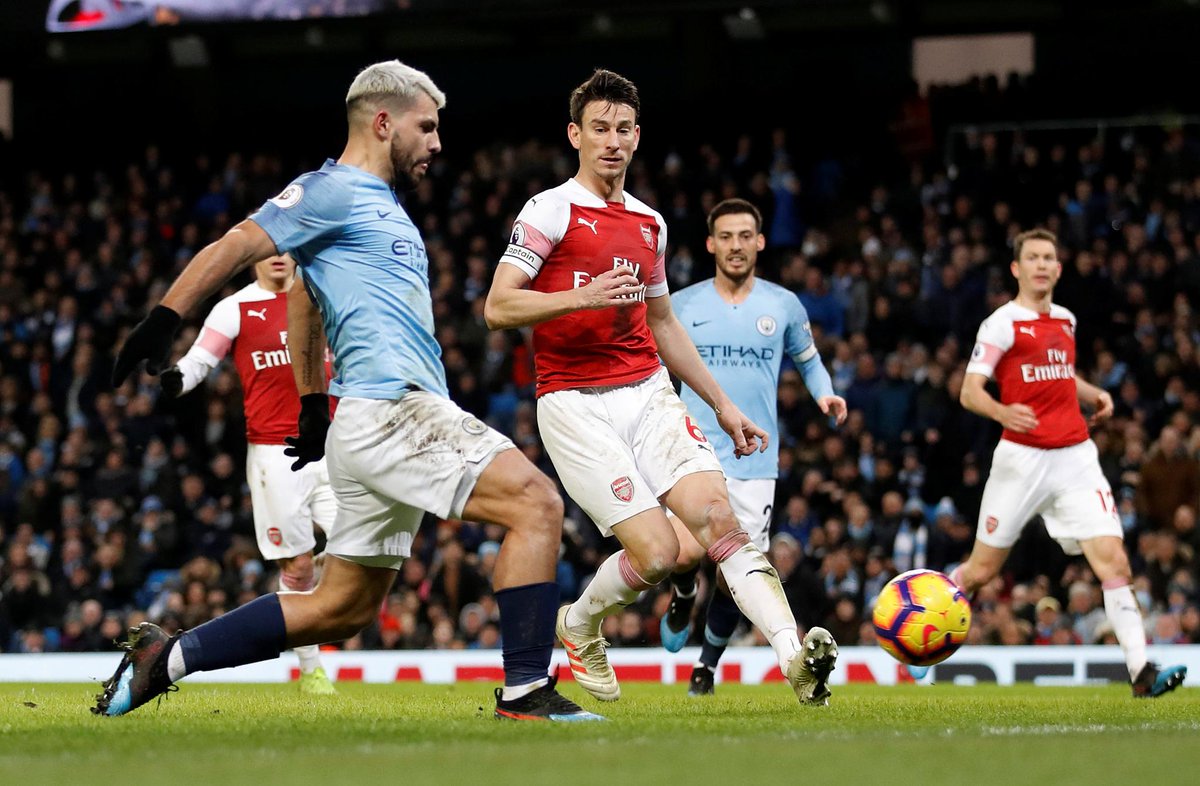 premierleague's tweet photo. HALF-TIME Man City 2-1 Arsenal

Aguero starts and finishes the opening half in style to give Man City the advantage at the break

#MCIARS https://t.co/3oYVIbPFbV