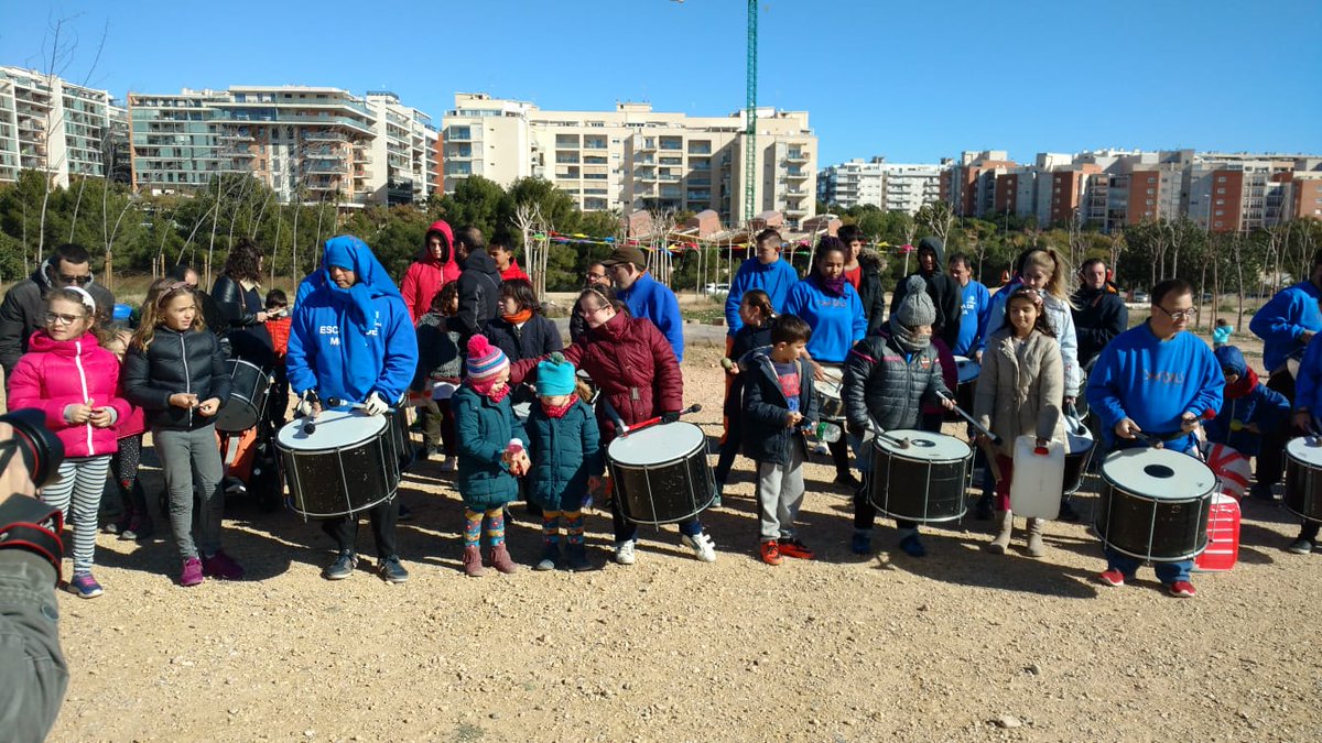 barriolapinada's tweet photo. 👏👏Gracias a los que hoy habéis dado vida a @barriolapinada #PinadaFun.🌪️Con vientos favorables para la diversión disfrutamos de un gran día. #juegos.Geniales los instrumentos creados con material reciclado para acompañar a #aspronatimbals🔝🔝, @aspronavalencia. #felizdomingo. https://t.co/raCbcpymQA