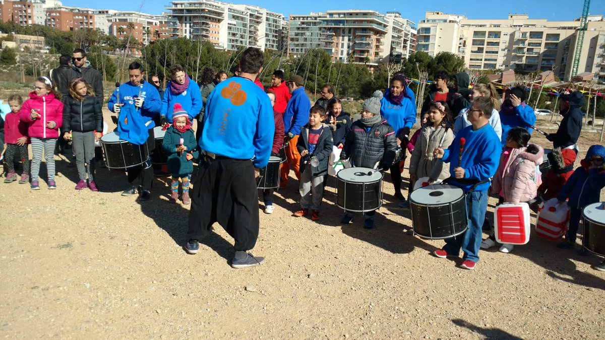 barriolapinada's tweet photo. 👏👏Gracias a los que hoy habéis dado vida a @barriolapinada #PinadaFun.🌪️Con vientos favorables para la diversión disfrutamos de un gran día. #juegos.Geniales los instrumentos creados con material reciclado para acompañar a #aspronatimbals🔝🔝, @aspronavalencia. #felizdomingo. https://t.co/raCbcpymQA