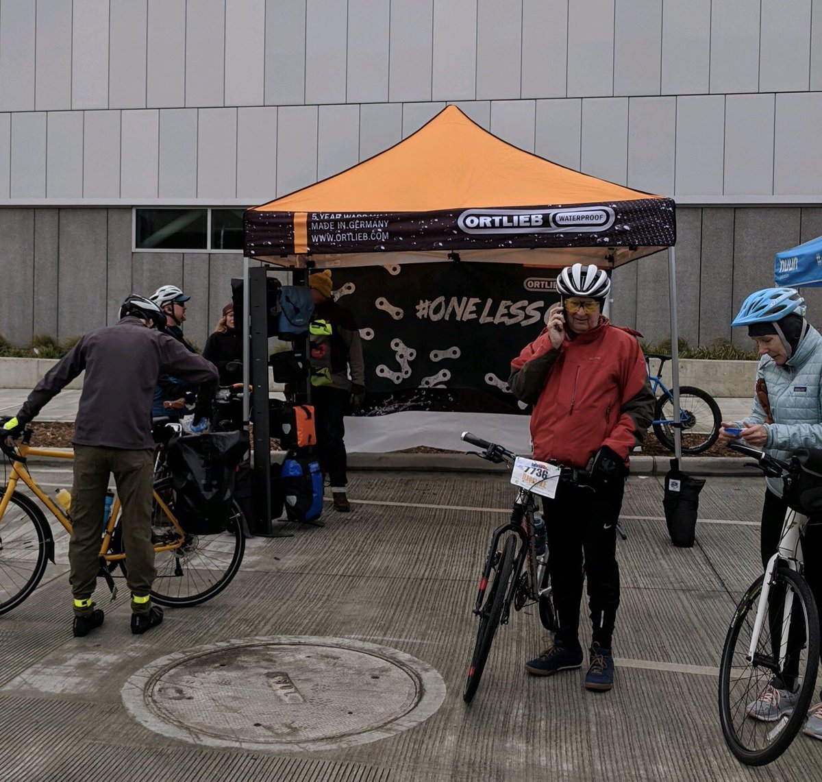 #TunnelRide <a href="/CascadeBicycle/">Cascade Bicycle Club</a> @ORTLIEBwaterpro #onelesscar#keepdrywhatyoulove