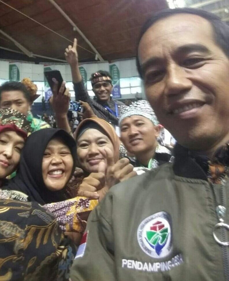 PRESIDEN PENDAMPING DESA 
Trima Kasih Pak Presiden,  Kami Selalu Bersamamu,  untuk Meyakinkan Rakyat Desa Bahwa Kita Peduli Desa,  agar BANGGA JADI ANAK DESA. 

#JokowiMembangunDesa 
<a href="/jokowi/">Joko Widodo</a> <a href="/cakimiNOW/">A Muhaimin Iskandar</a> <a href="/EkoSandjojo/">Eko P. Sandjojo</a> <a href="/anwsanusi/">Anwar Sanusi</a> <a href="/taufikmadjid71/">IG : taufik.madjid</a> @fachrilabalado @KangFathanNow