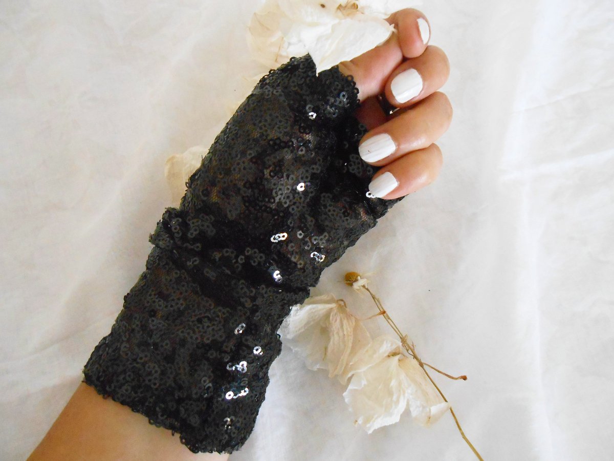 Valentines day gift option.

#Black #gloss #gloves #sequingloves #fingerless #shiny #nightgloves #black #sequined #woman #sexigloves #shinyfingerless #gloves #nazcolleccolors #etsyshop