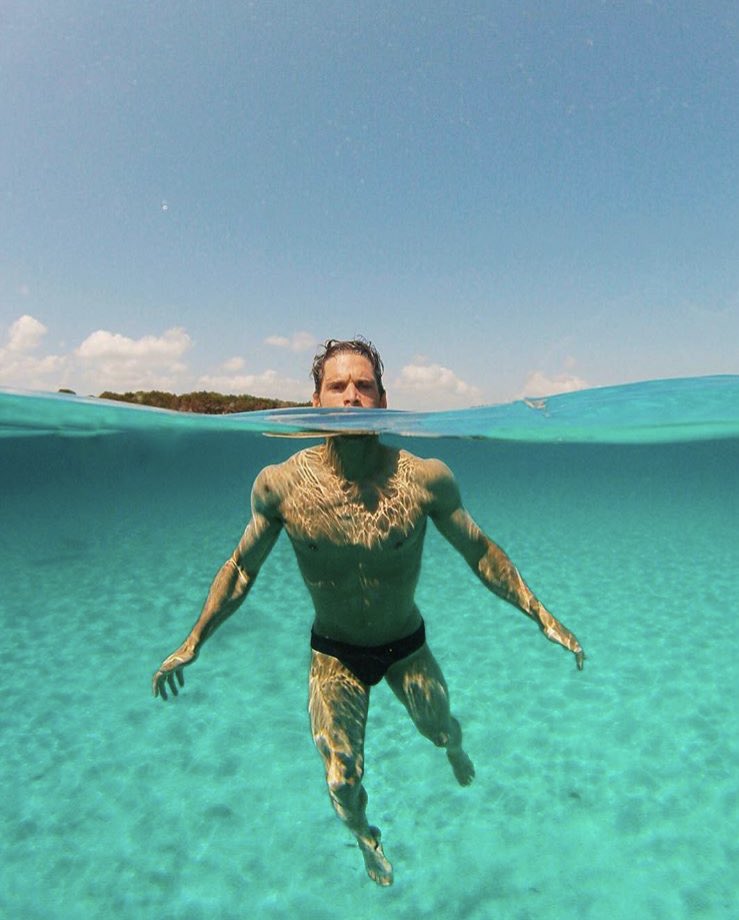 Imagine going for a swim and finding this in the ocean 😉😉