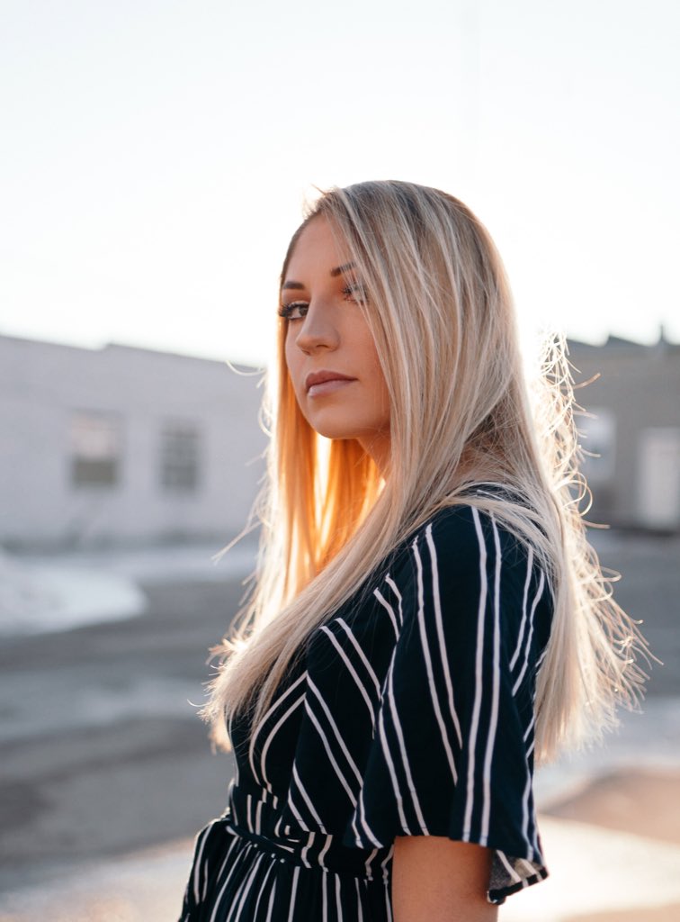 Casually wearing a romper when it’s 28 degrees outside. 😅❄️
————————————————————————
#romperlife #winter #fotografia #artistsontwitter  #neature #moody #fotography #photography #outdoors #moodyports #portrait #portraitphotography
#heatercentral #agameoftones #bravoportraits
