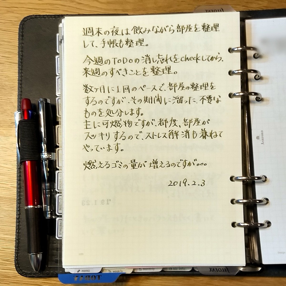 gliga_bass's tweet photo. TWSBI ダイアモンドミニ × CHASKAグリーン
断捨離ほど大袈裟?ではないものの、定期的に部屋の不要物を捨てる日があります。日は決めず思い付き。
すっきりした気分で新しい週に入れますように。
#文具が好き
#万年筆 #twsbi
#インク #神戸ink物語 #chaskaグリーン
#システム手帳 #filofaxoriginal https://t.co/k7IqvrvMcr