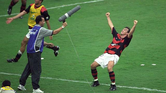 futglobocbnrj's tweet photo. Gol do Tri de Petkovic causa pesadelos até hoje nos vascaínos. Sérvio entrou para a história do @Flamengo ao dar tricampeonato estadual aos 43 minutos do segundo tempo. Relembre essa história no "Futebol à Manivela" 🎧 Ouça aqui 📻 https://t.co/lVkuQBbFeC ⚽ #FutGloboRadio https://t.co/31JCbcg4F3