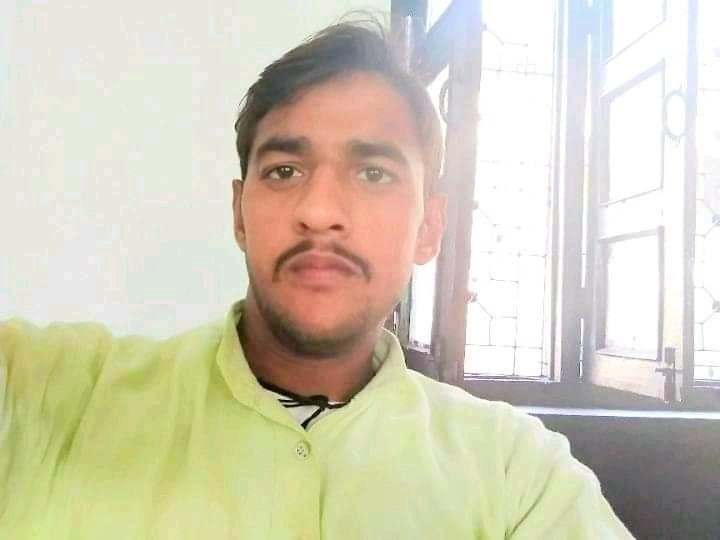 रंग कुछ शोक से तस्वीर में भर कर देखो
ज़िन्दगी शोक है इस शोक पे मर कर देखो
Javed jaffrey