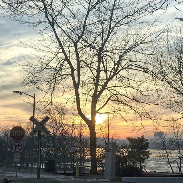_alloverthemap_'s tweet photo. Early morning on the Potomac River is purty. --- #sunrise
.
Photo by @PCTotaro
.
.
#bestvacations #femaletravelbloggers #travelwithkids #famvacay #family #travel #instavacation #familytravel #dcstaycation #dcstuff #stayandwander https://t.co/FCoAyWR0qQ https://t.co/APyo4HFYfm