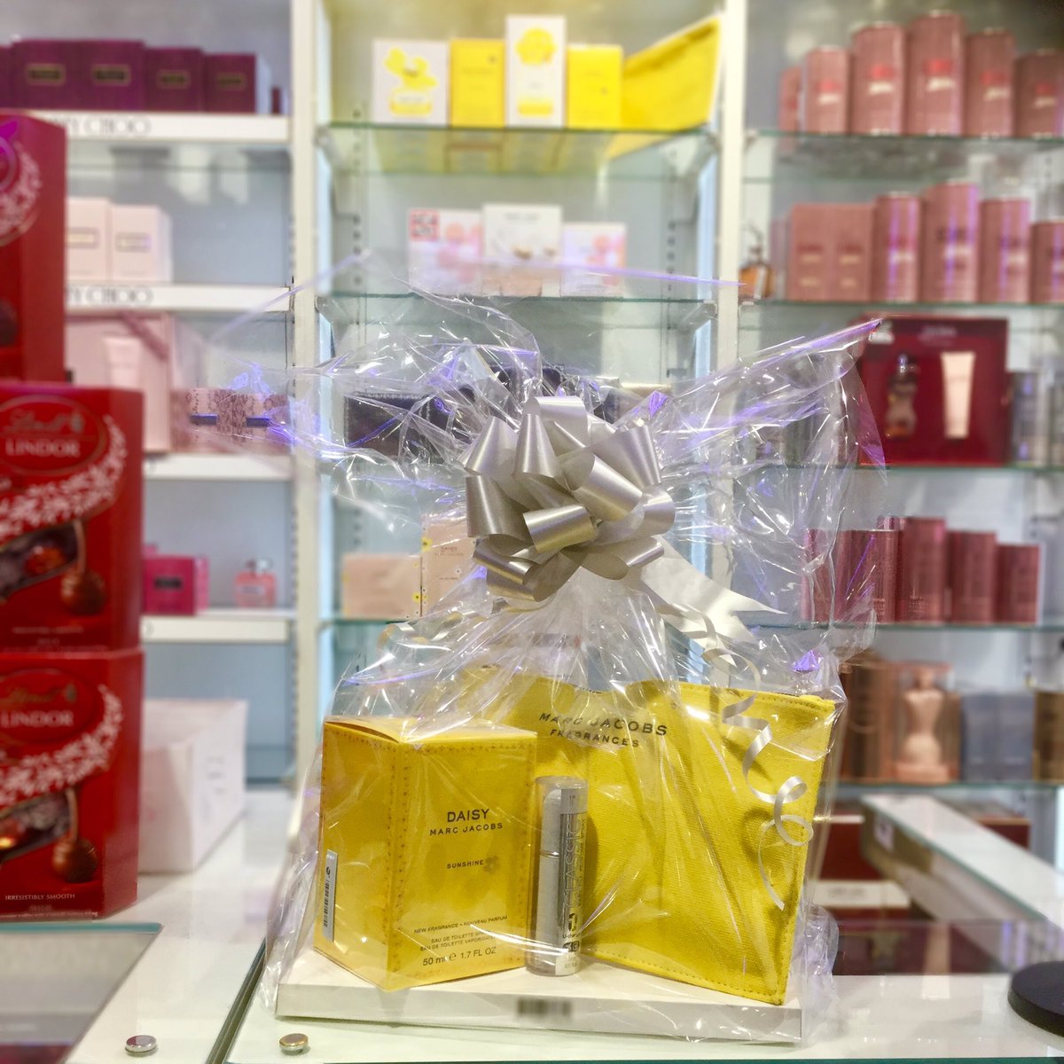 EldonSquareTPS's tweet image. Brighten up these cold winter days with a bit of Sunshine!☀️ 
The NEW @marcjacobs Daisy Sunshine collection are the perfect vibrant fragrances to get you in the mood for spring🌸🌼

#marcjacobs #snowwatch #valentinesgiftideas #sunshine