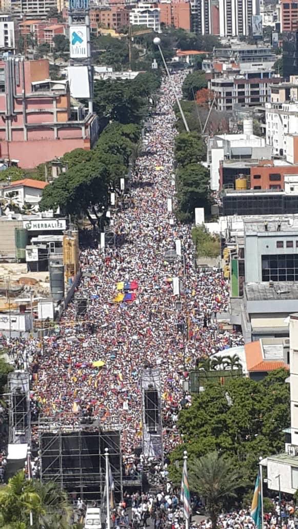 marugonzalo's tweet photo. This happened yesterday in Venezuela. Millions on  the streets supporting the new President and rejecting the dictatorship. FREEDOM is closer for Venezuela! ❤️ #VenezuelaLibre #FALTAPOCO #VamosBienVenezuela #SundayTODAY #GloriaAlBravoPueblo https://t.co/swHLyeaTb7