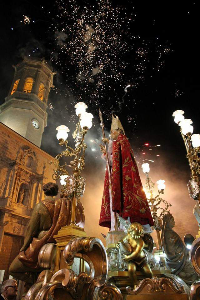 #Burriana y sus fieles veneran hoy a San Blas, en el día grande de su patrón.
Socorrednos Blas glorioso, en los males de garganta. #SantBlai #SanBlas