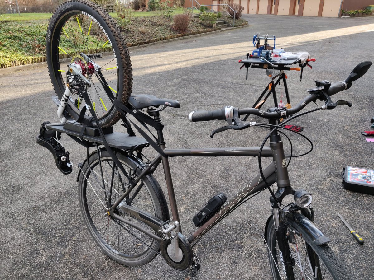 LeikKiel's tweet photo. Dann doch die Schellen, halten mindestens so gut wie das umgeplante U-Profil.
Testfahrt war positiv.
Wildes bremsen, Slalom fahren und 180° Kurven, einzig das Gewicht welches schiebt ist aufgefallen😆
#unicling #unicycle #einradfahren #einrad #muni #Fahrrad #Fahrradalltag #DIY https://t.co/MnyR5BE3vC