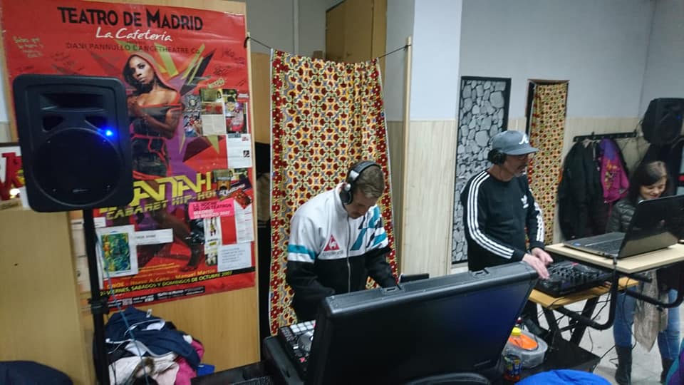 StudioArkania's tweet photo. Vivimos lo más en #OriginHipHop!
Y #gracias especialmente a todos los grandísimos #bailarines q vinieron a mi AfroStyle Clasesen @StudioArkania 👏👏👏 y lo dieron todo desde el minuto cero hasta la Jam Session de baile. Por mil eventos juntos señores 💗Gracias #Freestylers4ever https://t.co/R2ySgxuAeK
