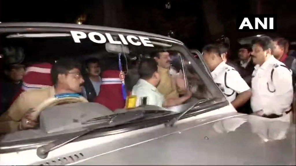 rose_k01's tweet photo. CBI TEAM sent to Bengal to investigate Chit-fund scam and had reached the residence of Kolkata Police Commissioner Rajeev Kumar has been ARRESTED by the Kolkata Police!! Any of Lutyens Media screaming Fascist Mamata Govt.?? #ChitFundScam #CBI #RajeevKumar #Chitgate https://t.co/7GhZ6bjpL6