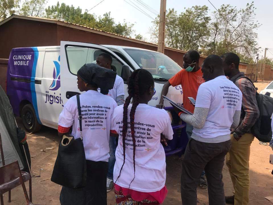 MaliSwedd's tweet photo. Au festival sur le Niger ce dimanche les jeunes Ambassadeurs pour la SR/PF sont déterminés plus que jamais pour informer, sensibiliser et orienter les festivaliers pour une meilleure connaissance sur la santé sexuelle et reproductive.

#FSN2019
#SWEEDMALI
#JASRPFMali https://t.co/kbBsEbBZ9O