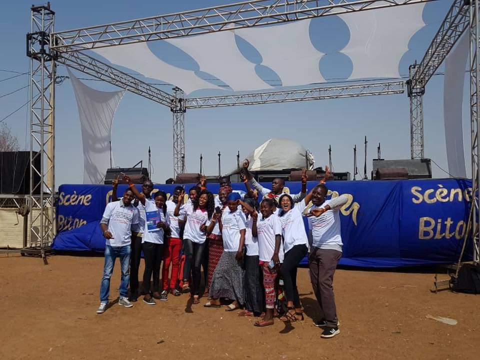 MaliSwedd's tweet photo. Au festival sur le Niger ce dimanche les jeunes Ambassadeurs pour la SR/PF sont déterminés plus que jamais pour informer, sensibiliser et orienter les festivaliers pour une meilleure connaissance sur la santé sexuelle et reproductive.

#FSN2019
#SWEEDMALI
#JASRPFMali https://t.co/kbBsEbBZ9O