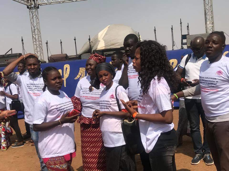 MaliSwedd's tweet photo. Au festival sur le Niger ce dimanche les jeunes Ambassadeurs pour la SR/PF sont déterminés plus que jamais pour informer, sensibiliser et orienter les festivaliers pour une meilleure connaissance sur la santé sexuelle et reproductive.

#FSN2019
#SWEEDMALI
#JASRPFMali https://t.co/kbBsEbBZ9O