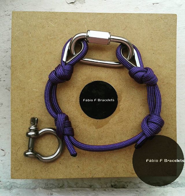 fabiofbracelets's tweet photo. Um amigo encomendou a pulseira "Ômega 4 nós", mas gostaria de um fecho mais 'másculo' (suas palavras). Sugeri o Mosquetão roscado. Gostei dessa ideia e mantive o fecho original desse modelo, no pacote. Nasceu a pulseira "Mosquetão R 4 nós +". Em Paracord… https://t.co/KEqQTr0KyA https://t.co/9sKJahRmpO