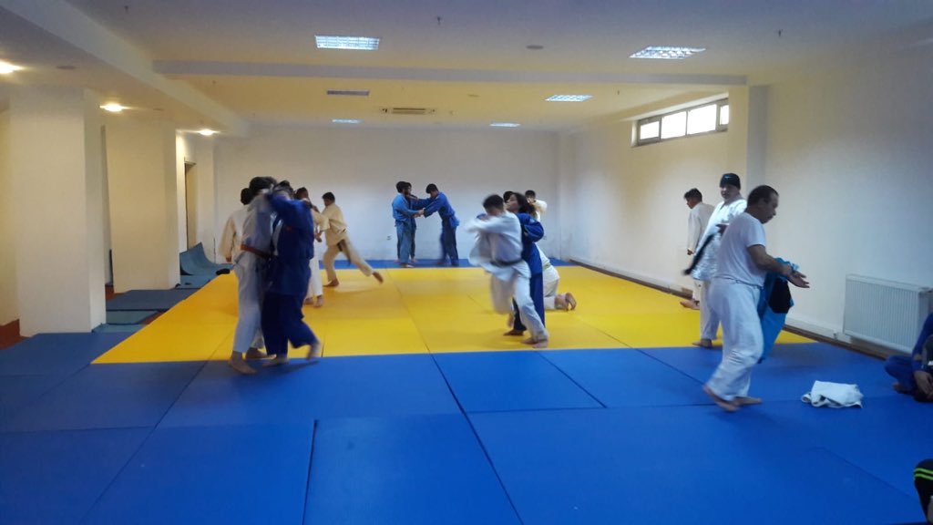 Toroslar Bin Kişilik Spor Salonumuzda #Judo Antrenmanlarımız başlamıştır.
#GüçlüTürkiyeİçin
#GSB
#SporKentiMersin
<a href="/kasapoglu/">Dr. Mehmet Kasapoğlu</a> <a href="/hamzayerlikaya/">Hamza Yerlikaya 🇹🇷</a> <a href="/mehbaykan/">Mehmet Baykan</a> <a href="/gencliksporbak/">Gençlik ve Spor Bakanlığı 🇹🇷</a> <a href="/GSBsporgm/">Spor Hizmetleri Genel Müdürlüğü</a> @Mersin_GHSIM <a href="/turkjudo/">Türkiye Judo Federasyonu</a> <a href="/shuysuz/">Sezer Huysuz</a>