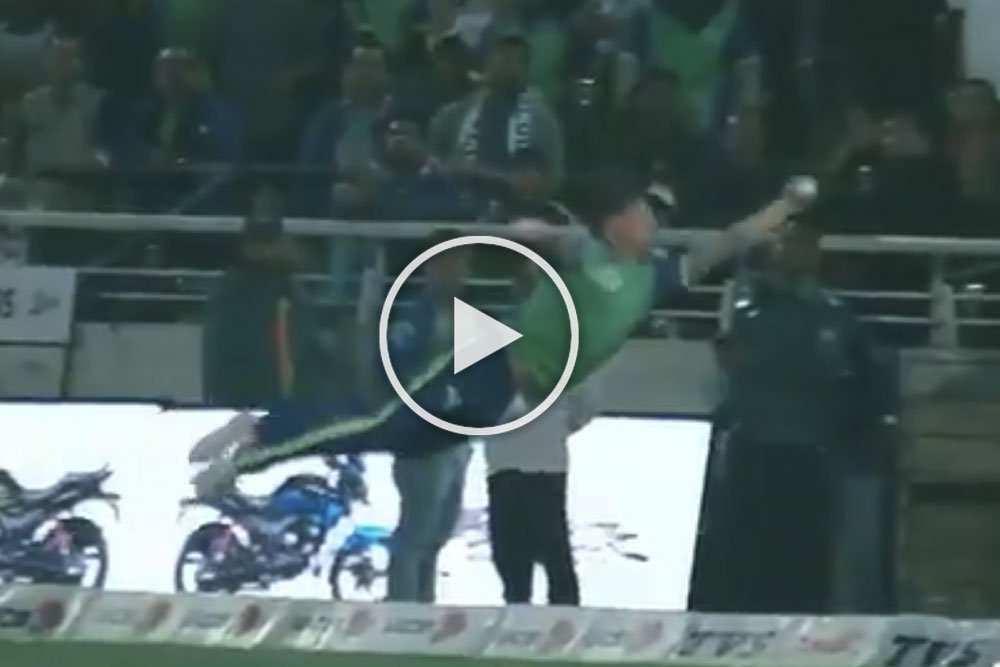 Outlookindia's tweet photo. This Is Arguably The #GreatestCatch Ever Taken! Watch #JasonRoy's Unbelieavable Catch in #BPL2019
VIDEO: https://t.co/FdpKFzvcaa https://t.co/HEZhmplHMU