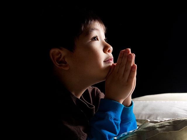 Шепчущий слышащий. Мальчик молится. Мальчик молится перед сном. Молиться над ребенком. Малыш молится картинка.