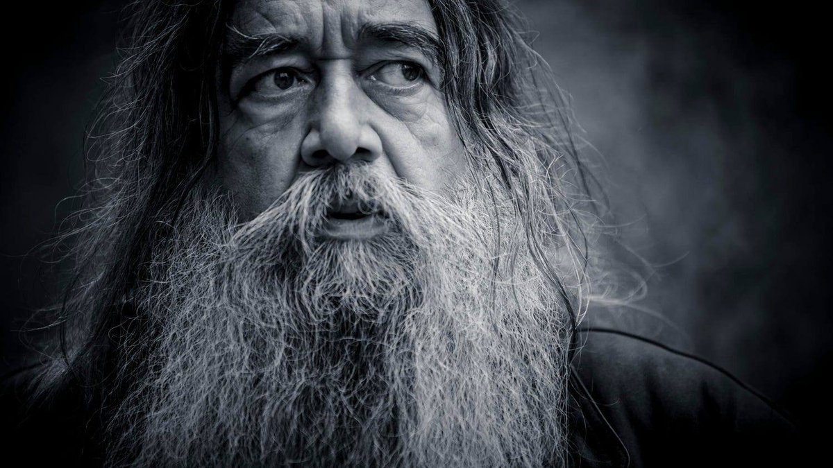 “Güzellik nedir?” diye sordu yanındaki biri. “Her gün gördüğün bir şeyin seni her defasında ilk kez görüyormuşsun gibi büyülemesi” dedi beyaz saçlı adam.