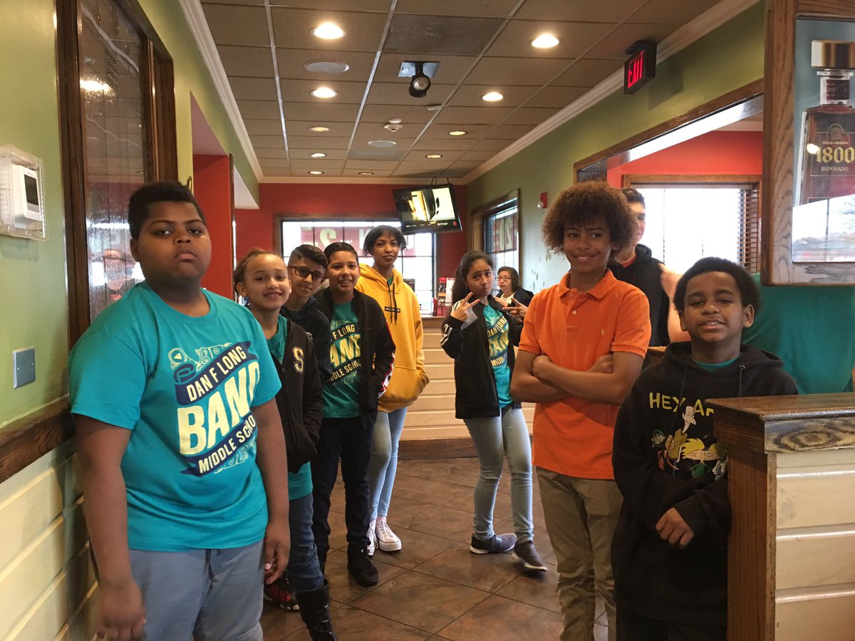 Dflfalconband's tweet image. Working hard at Applebee’s! @cfbLongFalcons #talonterritory