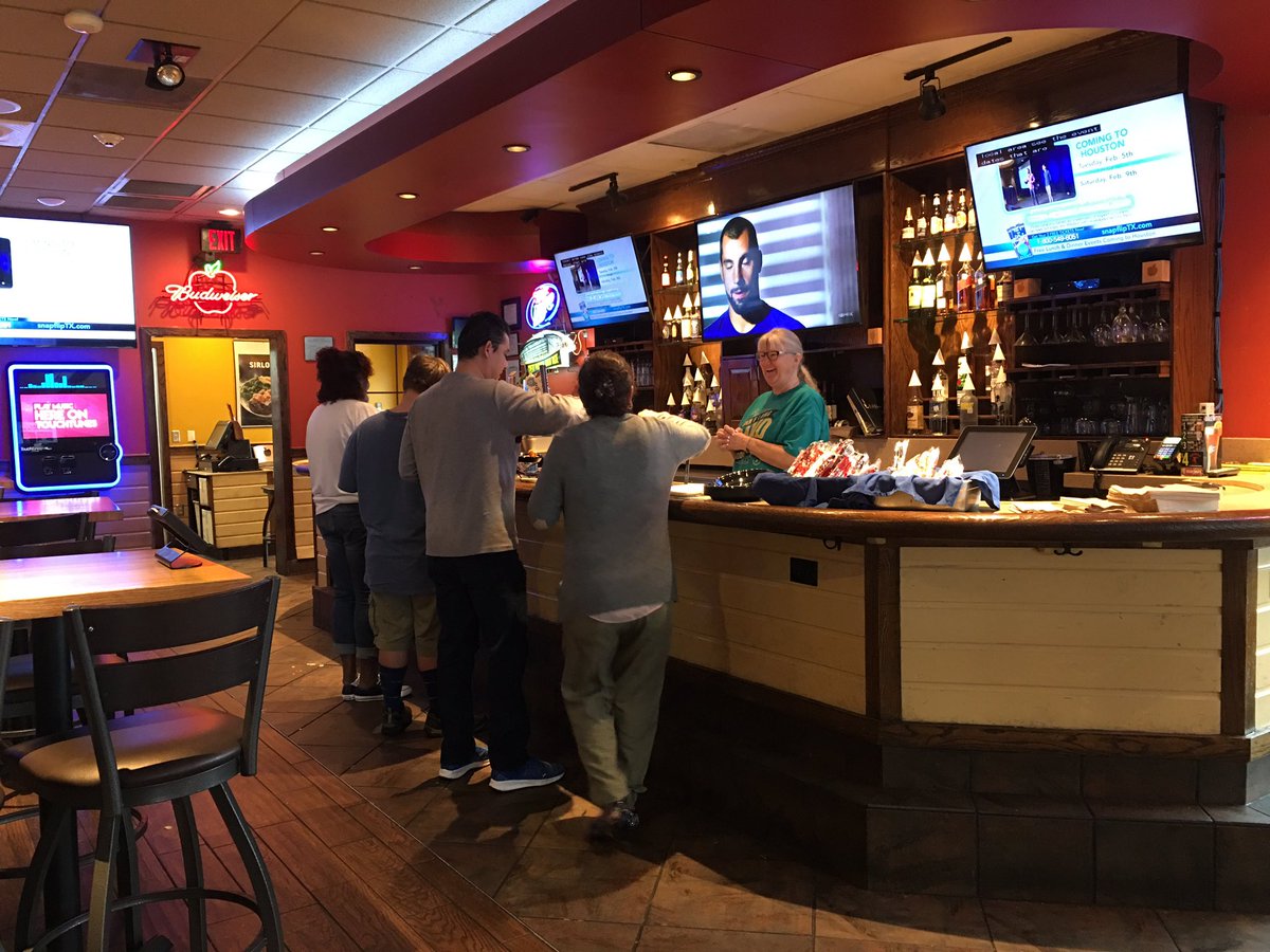 Dflfalconband's tweet image. Working hard at Applebee’s! @cfbLongFalcons #talonterritory