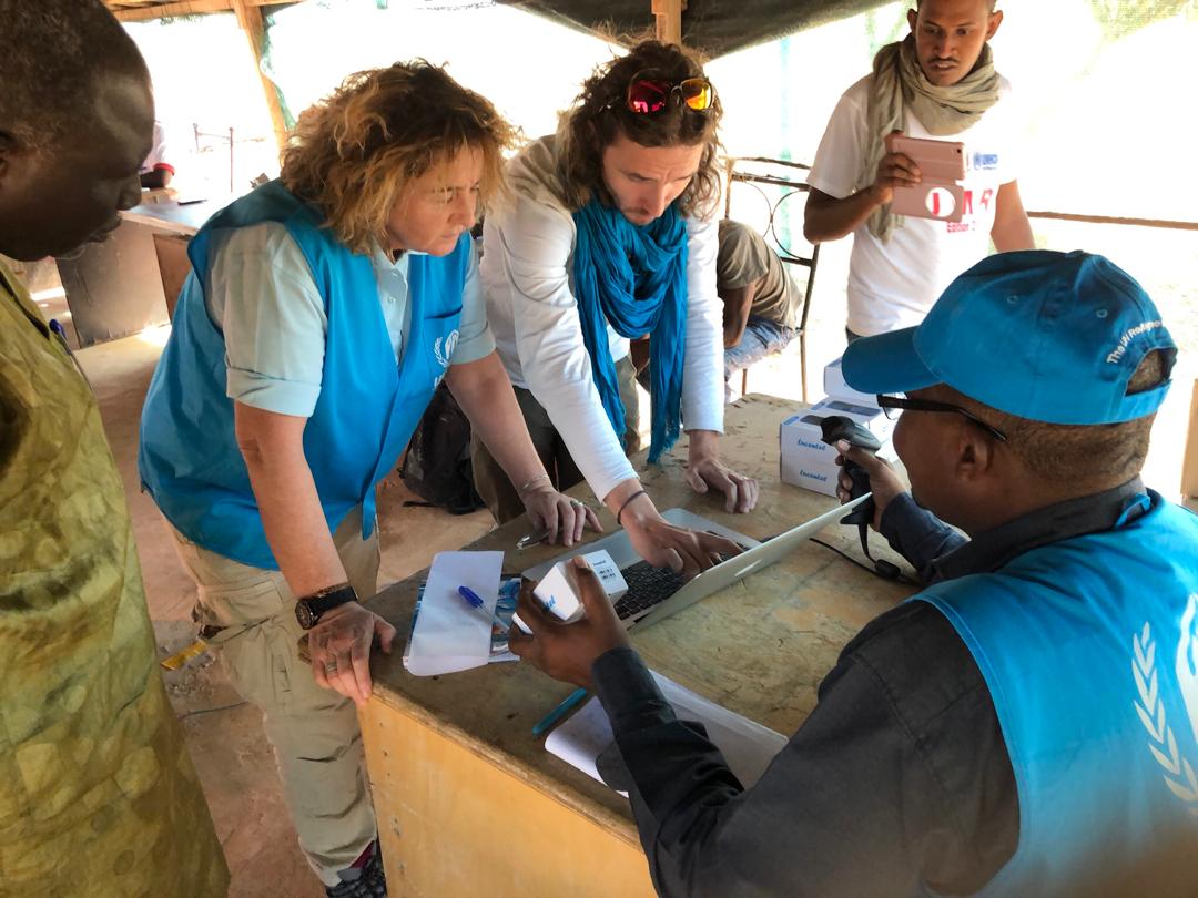 UNHCRItalia's tweet photo. Alle 16 su @RaiTre @KilimangiaroRai, collegamento dal Niger della rappresentante di UNHCR Alessandra Morelli con @camilaraznovich in studio. Dalla voce di chi lavora sul campo, sentiremo cosa significa la scuola per una bambina rifugiata. #mettiamocelointesta. Per donare 45588 https://t.co/ToWkkoUJcO