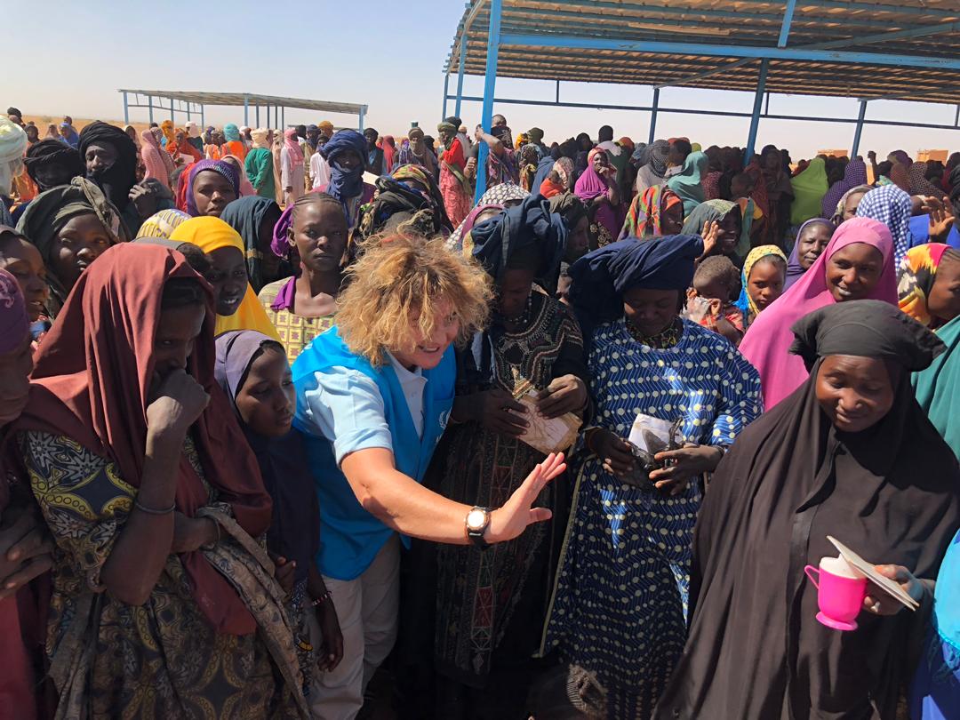 UNHCRItalia's tweet photo. Alle 16 su @RaiTre @KilimangiaroRai, collegamento dal Niger della rappresentante di UNHCR Alessandra Morelli con @camilaraznovich in studio. Dalla voce di chi lavora sul campo, sentiremo cosa significa la scuola per una bambina rifugiata. #mettiamocelointesta. Per donare 45588 https://t.co/ToWkkoUJcO