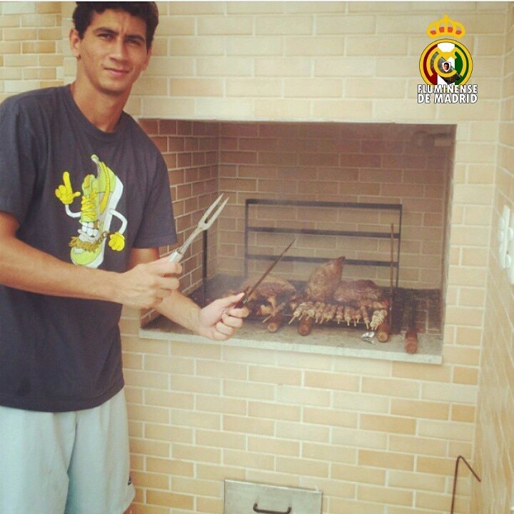 fludemadrid's tweet photo. Churrasquinho, amor, churrasquinho. Ótimo para gente  domingar! https://t.co/6eBaB6PCNO