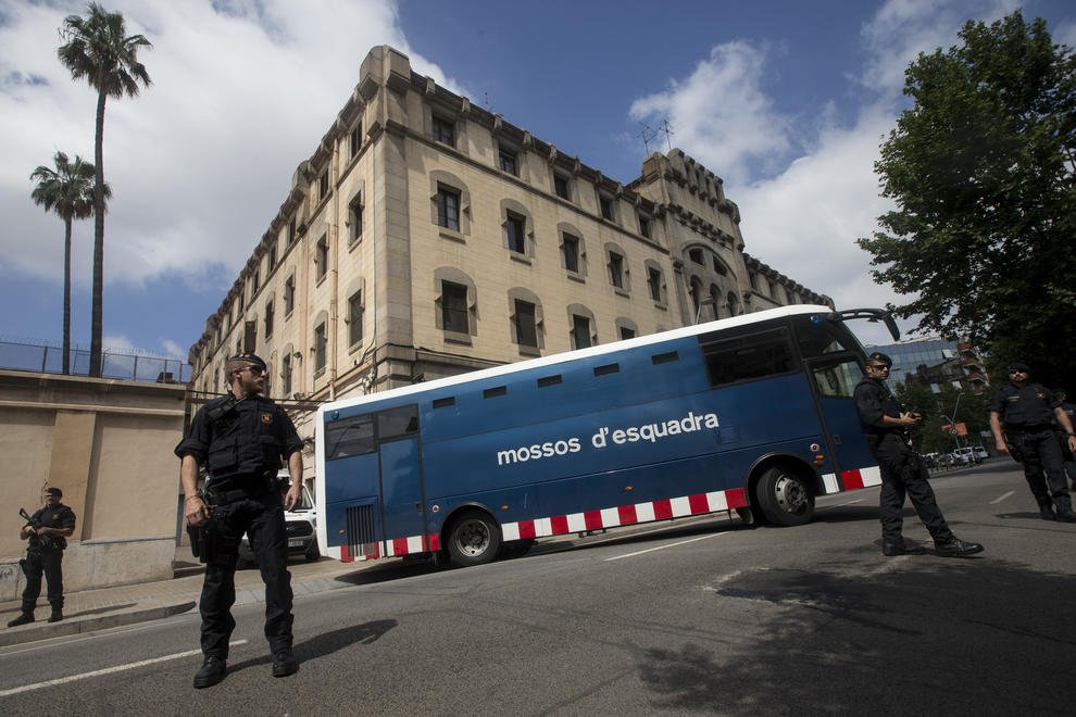 albertmartnez's tweet photo. Ens hem indignat, i així ha de ser, per les condicions del trasllat de presos i preses polítiques. Però siguem conscients que aquestes condicions les pateix tota la població penitenciària des de fa anys, dècades. I més: els autocars que fan servir els Mossos són els mateixos. https://t.co/Thlsd8n8UN