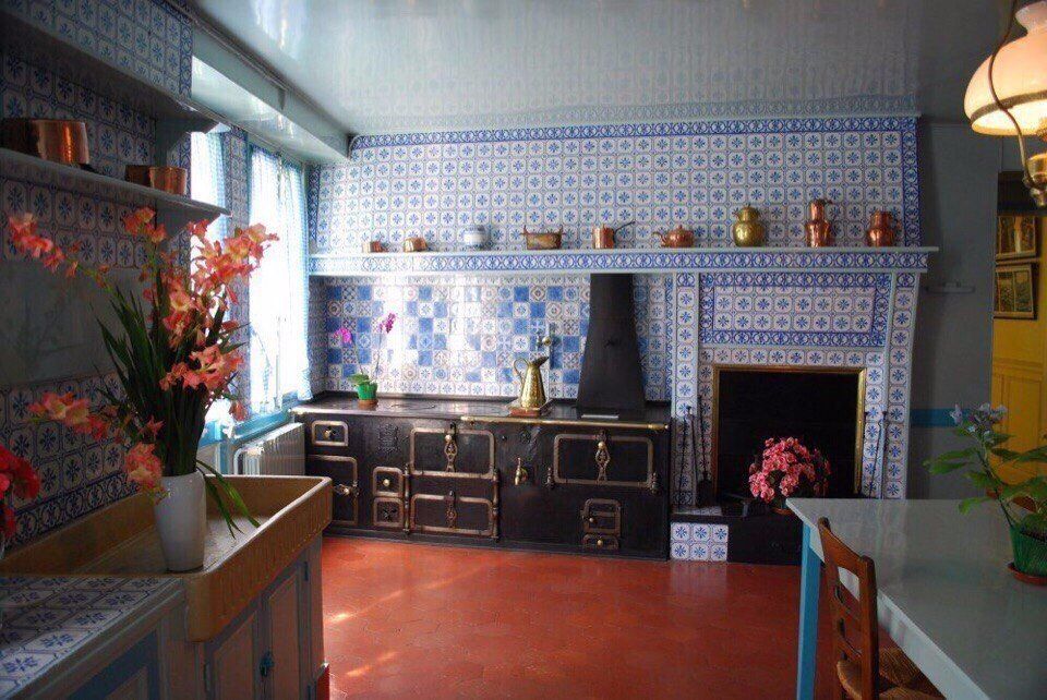 кухня мона. фасад в полоску. дом клода моне в живерни кухня. дуб монне кухня. дом клода моне в живерни кухня.