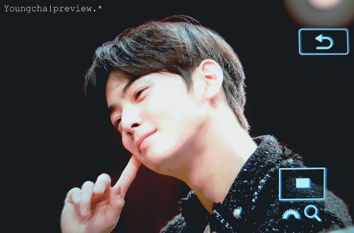 YOUNG_CHA_0's tweet photo. 190203 팬사인회 프리뷰

볼콕 재미들렸어...😚

#차은우 #CHAEUNWOO #ウヌ #아스트로 #ASTRO #영차영차 @offclASTRO #팬싸 https://t.co/7DA5I4Ug3P
