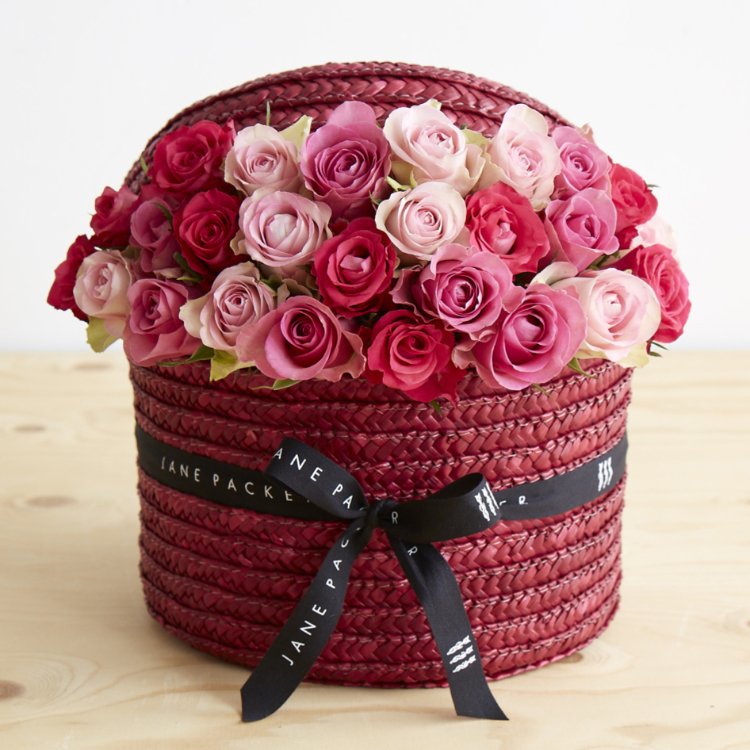 We’ve just launched the Valentine’s day collection online. A sumptuous collection of red rose bouquets with a supporting cast of spring flowers.   ow.ly/kbZ930nyM9W
.
 #realflorist #luxuryflowers #luxuryflorist #luxuryflowerslondon #floristLondon #londonflorist