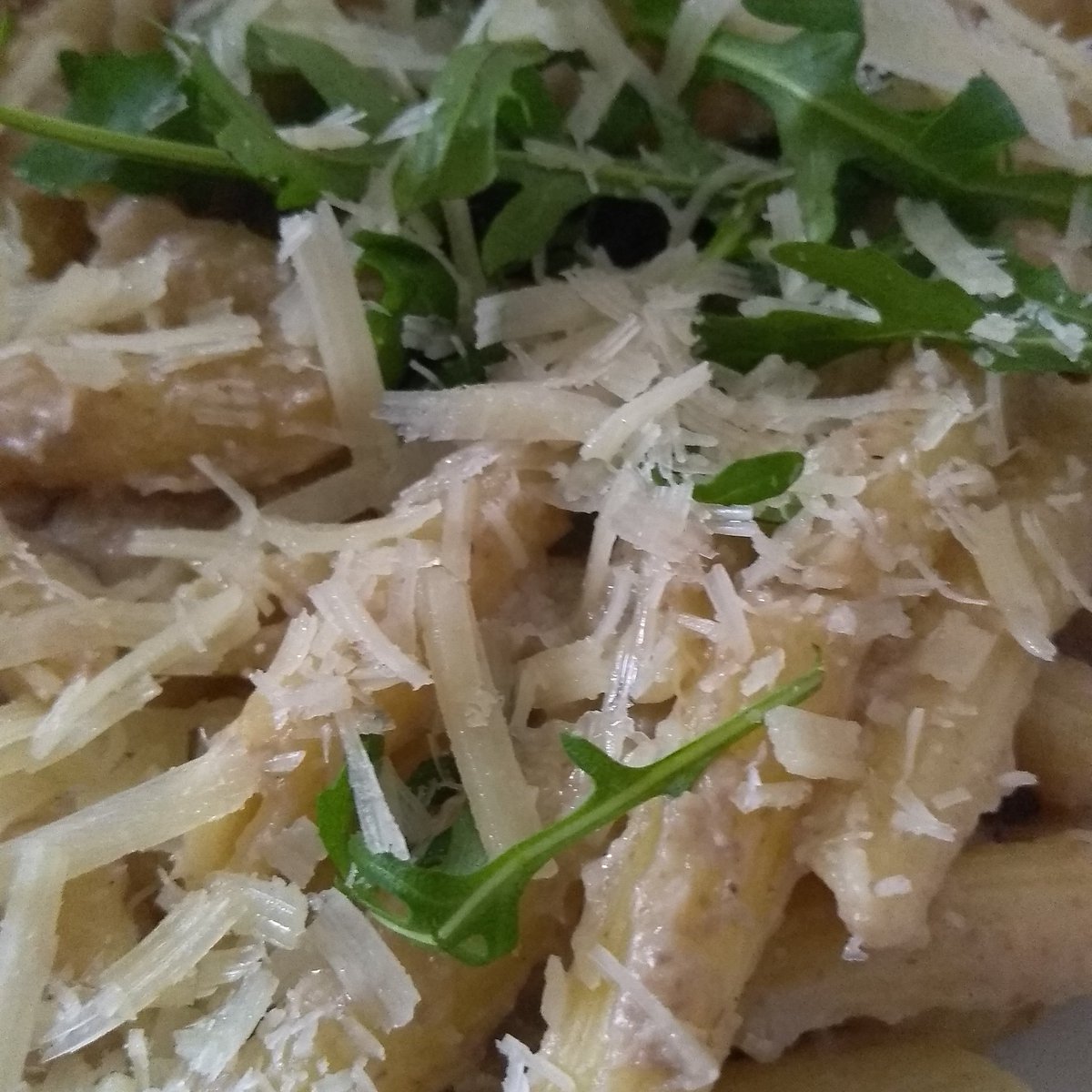 BelgradoLaura's tweet photo. Oggi come piatto domenicale ,penne con crema di funghi 🍄 fatta con le mie manine e ho aggiunto regola e grana ora mi mangio questo bel piatto 😋, ma per chi non ha tempo ci sono tantissime altre alternative 🙌🏻
#casalingainevoluzione  #programmasano  #benessere  #mangiaresano https://t.co/2UPC90npaX