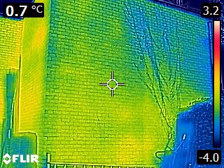 IrmaCorten's tweet photo. Wandeling warmtebeeld camera #ELMG clusterwijk Doorwerth. Heel leerzaam. Hoe pakken maatregelen uit? Hier spouw. Foto 1 grens ongeïsoleerd buitenmuur en buren duidelijk te zien. Duidelijk verschil geïsoleerd en niet-geïsoleerd. Goede ervaringen met EPS korrels parels MBI-steen https://t.co/isSWK6X89N