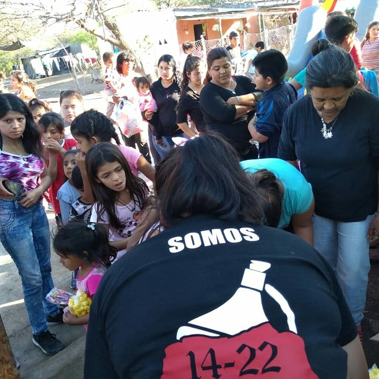 TodoRiverInfo's tweet photo. La agrupación 14-22 es un grupo de amigos que nació como agrupación el día 18/05/14 en el viaje frente a Quilmes que River salió Campeón. Desde ese día decidieron llamarse 14-22 tratan de hacer viajes mensualmente y de cumplir sueños a los Santiagueños que son muchísimos. https://t.co/Bfw0jfBRM1