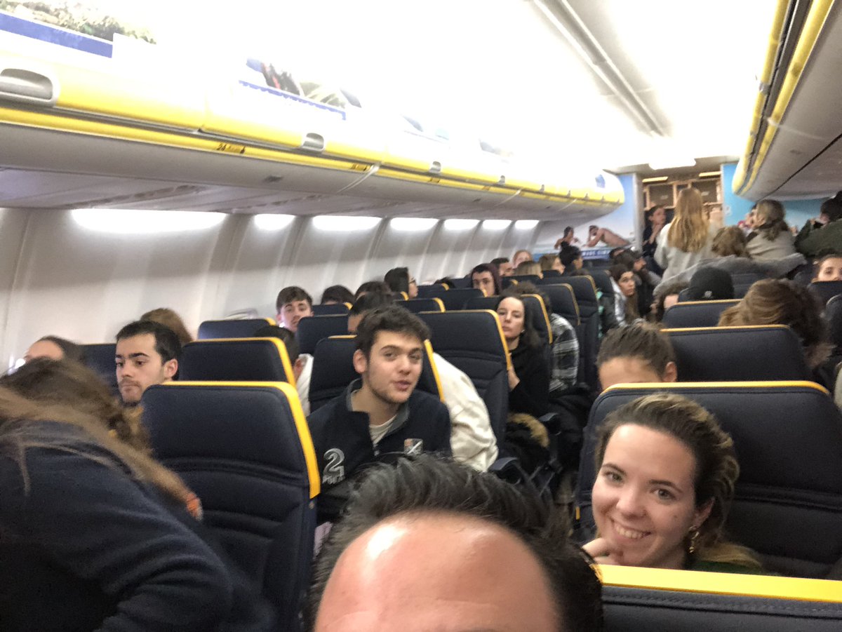 Aargimiro's tweet image. Ayudadnos a difundir con RT. VERGONZOSA actuación @Ryanair_ES Llevamos desde las 9H parados en Praga. Hace tres horas nos meten en el avión y sin darnos ni agua ni comida no nos dejan salir sin dar información. Vemos las alas congeladas. Un pasajero está enfermo. Vuelo #FR2767