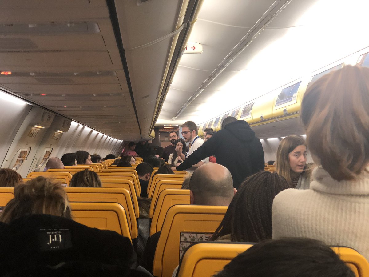Aargimiro's tweet image. Ayudadnos a difundir con RT. VERGONZOSA actuación @Ryanair_ES Llevamos desde las 9H parados en Praga. Hace tres horas nos meten en el avión y sin darnos ni agua ni comida no nos dejan salir sin dar información. Vemos las alas congeladas. Un pasajero está enfermo. Vuelo #FR2767