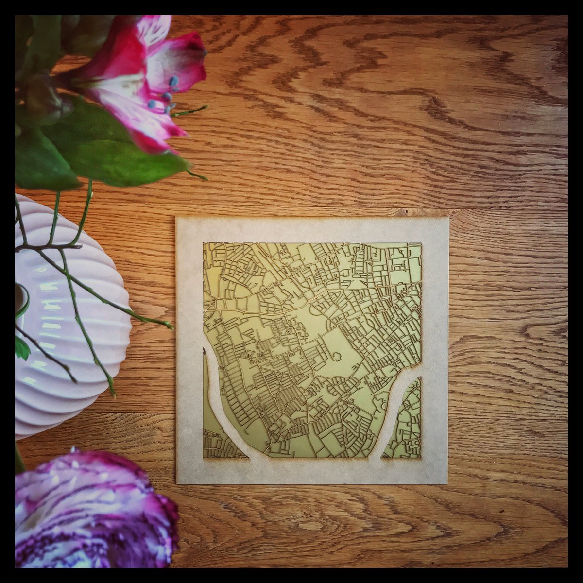 StadtLandCut's tweet photo. A big „Hello“ to #London 🇬🇧 from @metzingen Germany 🇩🇪
Can you find the street you live in my little #LaserCut ?
#StadtLandCut #Stadtkarten #GoldMetallic #ThamesRiver #Themse #WallArt #WallDecoration #WoodGrain #Flowers #LaserEngraving #madewithmrbeam #kraftplex #InstaHome https://t.co/Or7PB58dRu