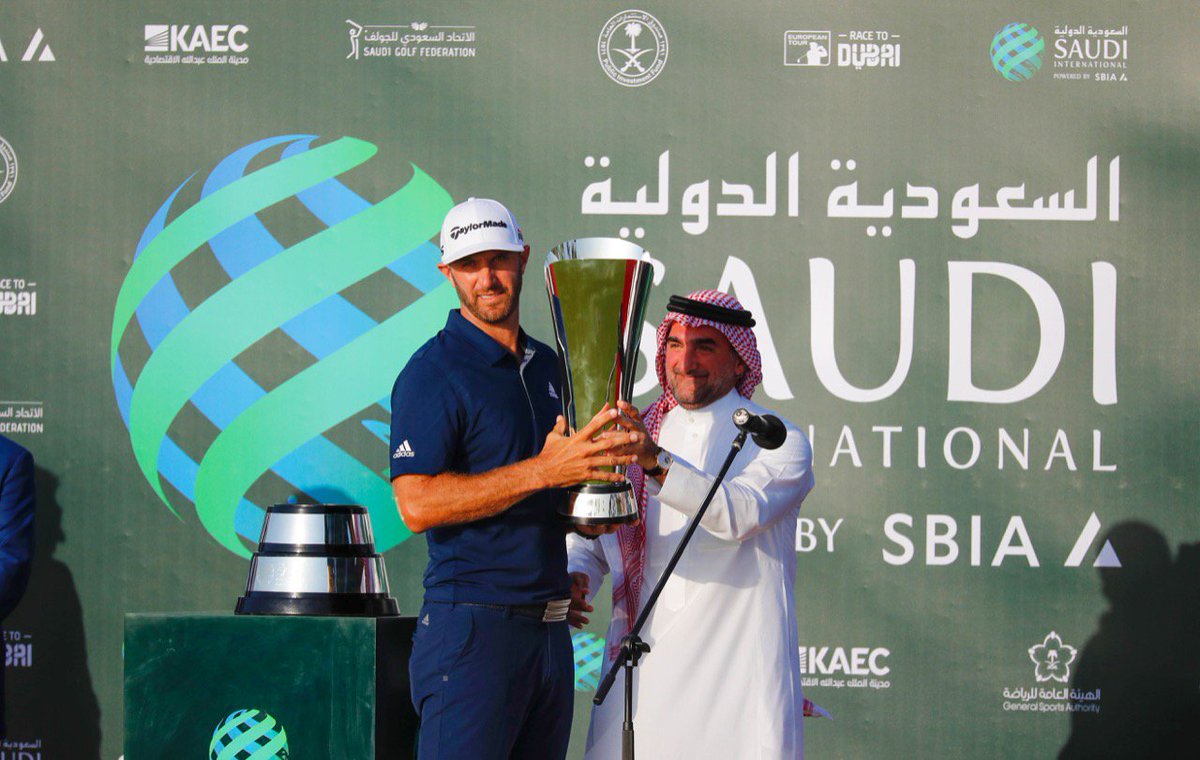 SaudiintlGolfAR's tweet photo. البطل الأمريكي داستن جونسون، المصنف الثالث عالميًا لحظة تتويجه بكأس البطولة السعودية الدولية لمحترفي الجولف والتي أقيمت للمرة الأولى في المملكة على ملاعب #رويال_غرينز

#السعودية_الدولية_للجولف https://t.co/0I4z5TFNJr