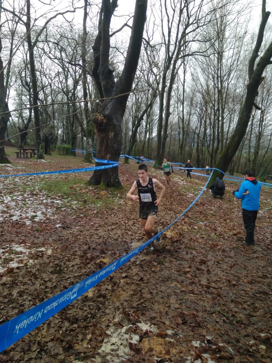 En el Campeonato de Euskadi de Cross nuestros atletas han demostrado un buen nivel en el duro y embarrado circuito de Oiangu. Zorionak! #esfuerzo #sacrificio #valores