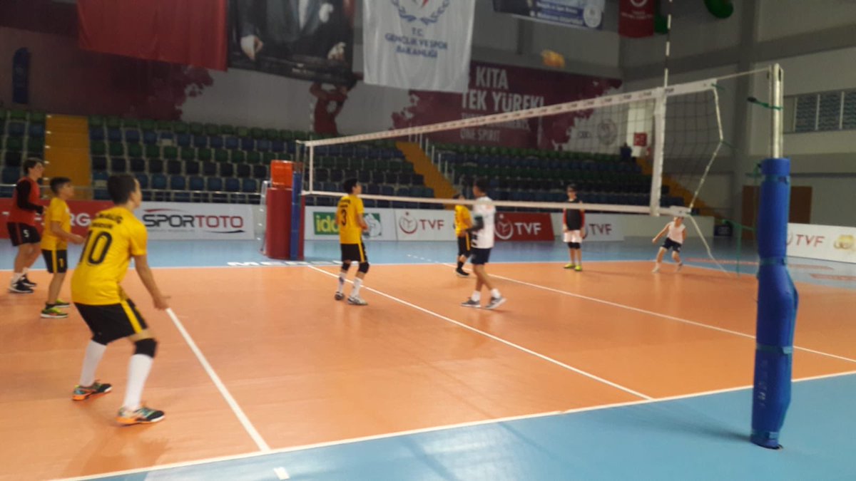 Anadolu Yıldızlar Ligi (ANALİG) #Voleybol Mersin İl Erkek karma takımımız Kayseri’de düzenlenecek olan Çeyrek Final hazırlıklarına Toroslar 1000 Kişilik Spor Salonumuzda tüm hızıyla devam ediyor
#GüçlüTürkiyeİçin
#GSB
#SporKentiMersin
#ANALİG <a href="/kasapoglu/">Dr. Mehmet Kasapoğlu</a> <a href="/hamzayerlikaya/">Hamza Yerlikaya 🇹🇷</a> <a href="/mehbaykan/">Mehmet Baykan</a>